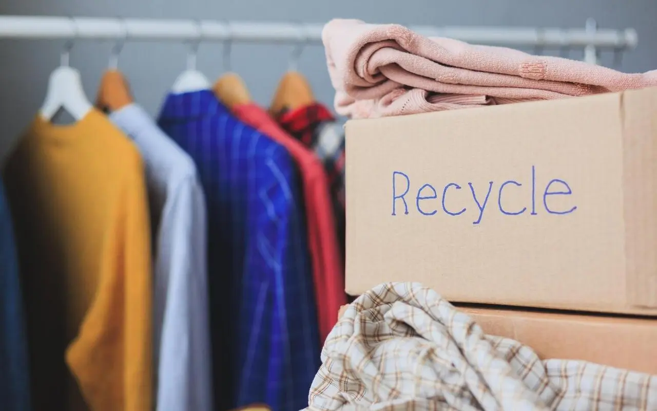 Eko-moda w praktyce: jak rozpoznać i kupić ubrania z recyklingu?