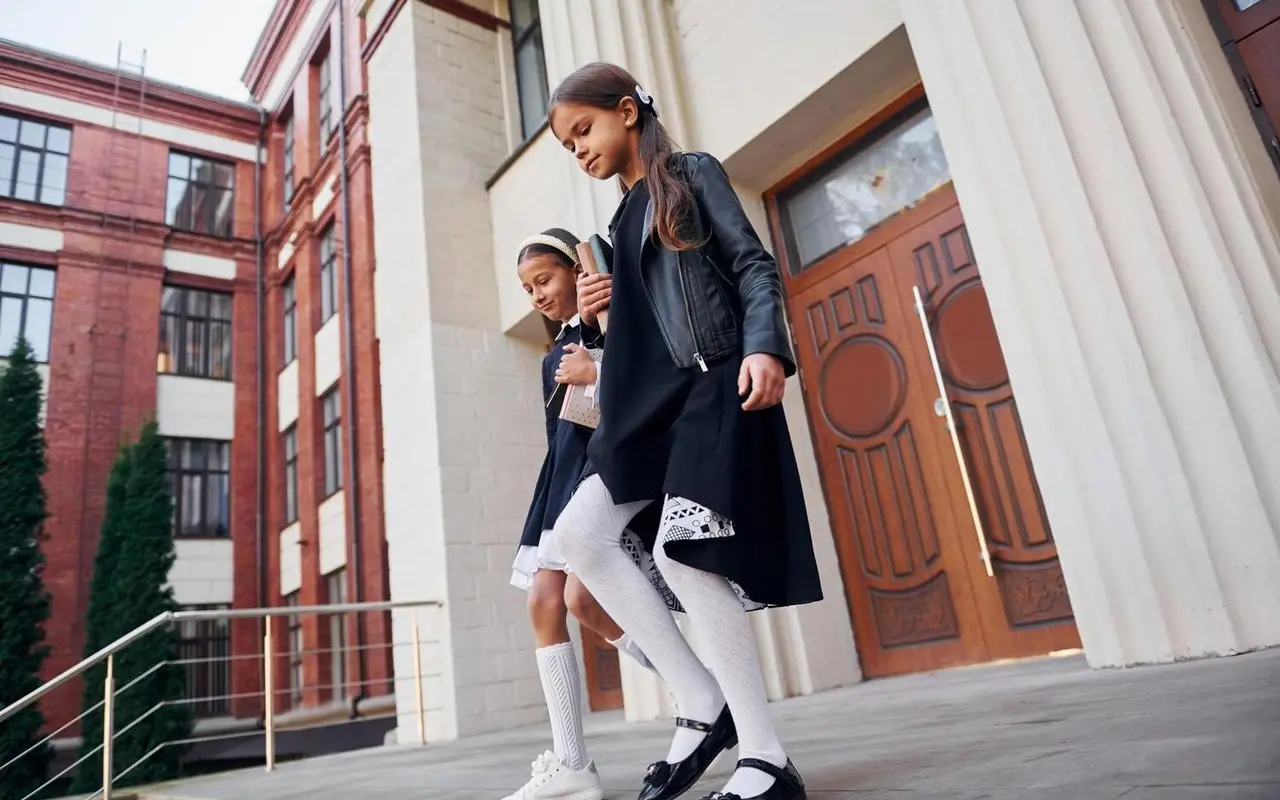 Jak łączyć sportowe buty z elegancją – inspiracje na co dzień