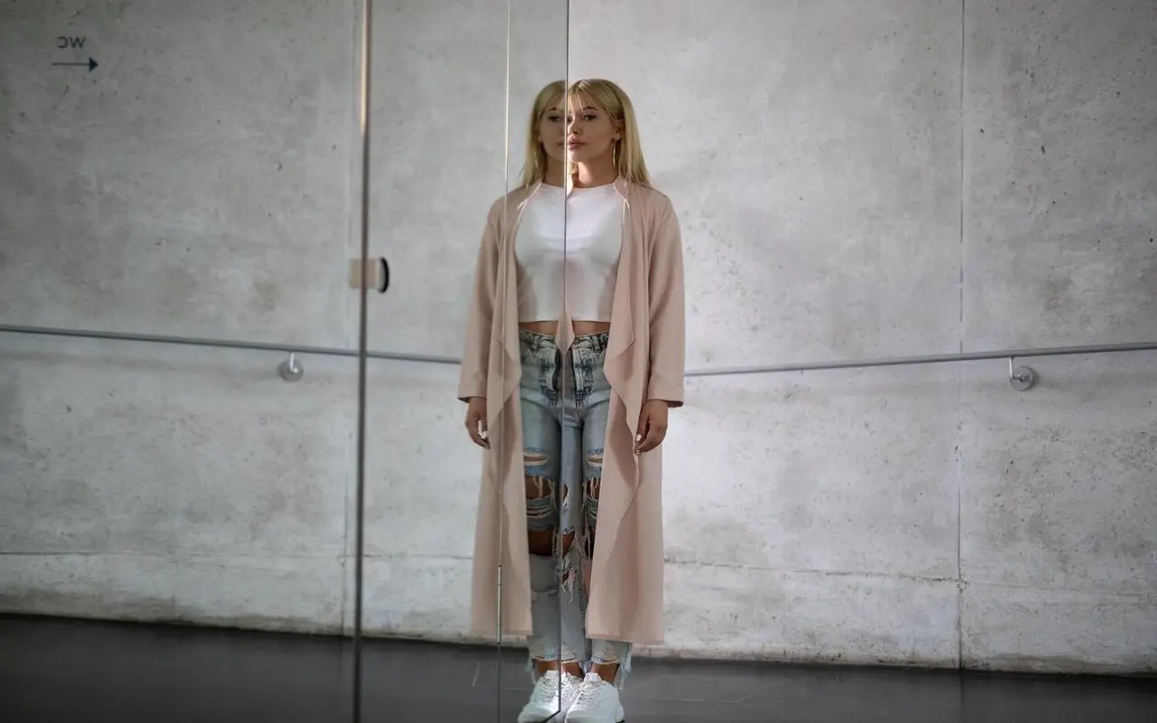 Jak wybrać płaszcz oversize dla niskich osób bez efektu przytłoczenia?
