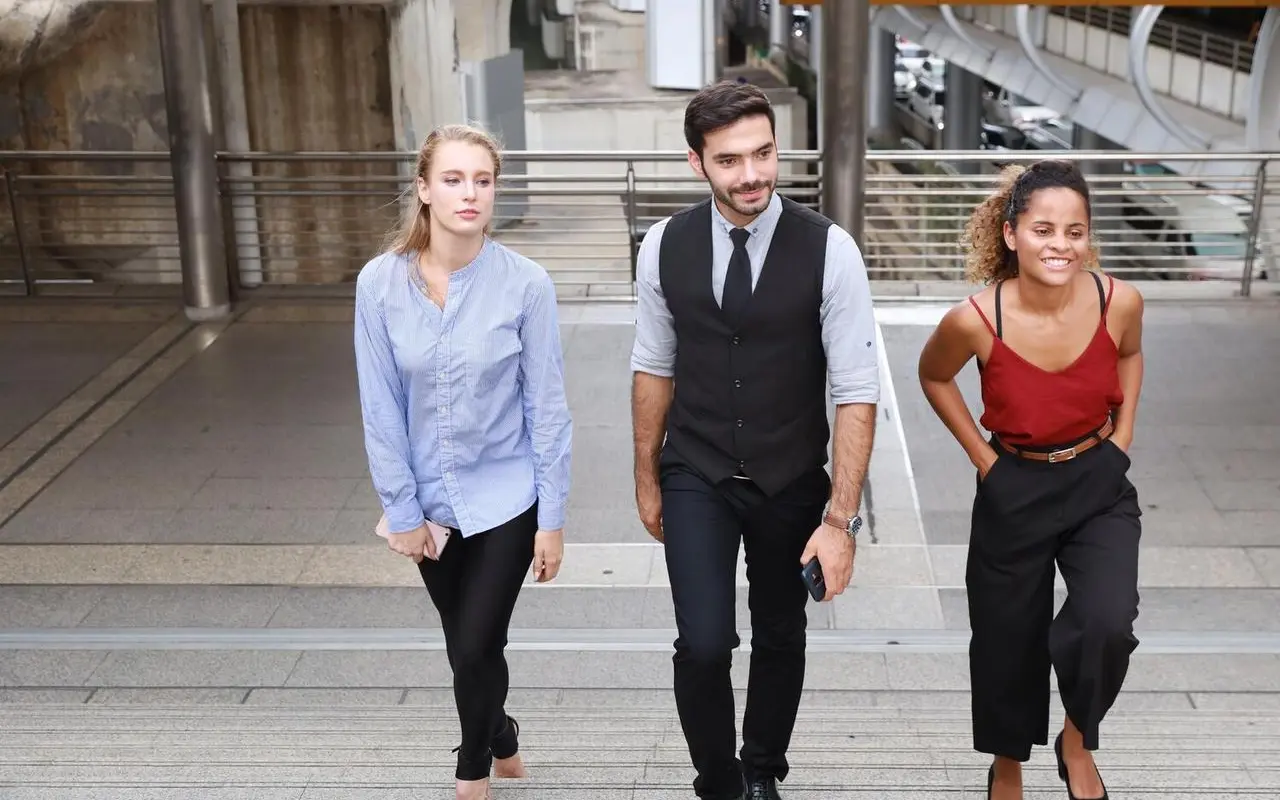 Styl casual smart na rozmowy rekrutacyjne – na co postawić w 2025?